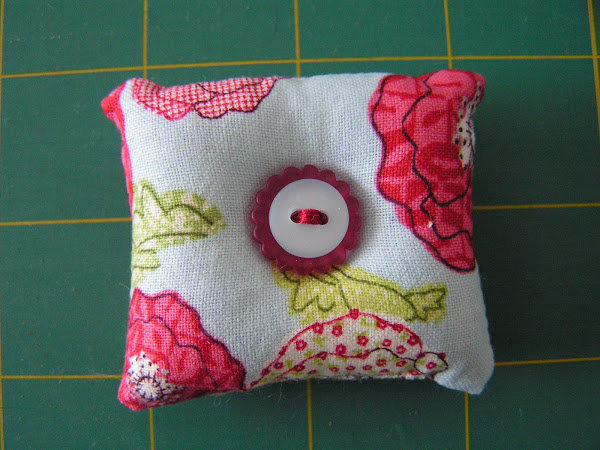 Un mini coussin et 2 boutons pour piquer ses épingles.