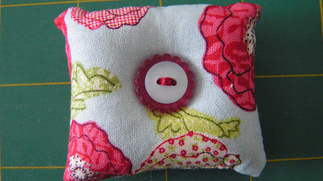 Un mini coussin et 2 boutons pour piquer ses épingles.