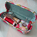 Dans ma boîte à couture, je peux ranger 2 tubinos de fil, un mini pique aiguille, 1 dé à coudre et des ciseaux fins.