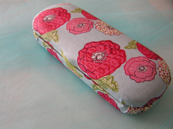 L'étui  est refermé, et prêt à être glissé dans la valise.