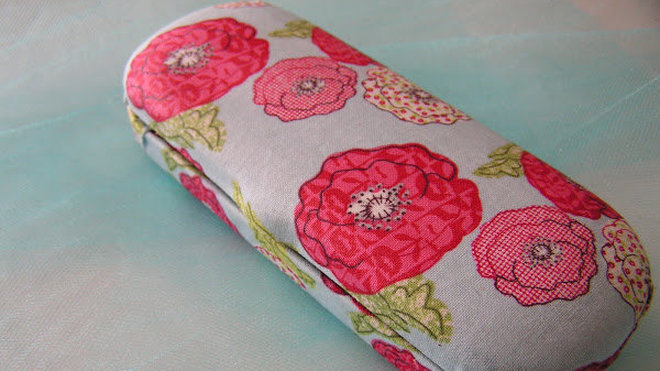 L'étui  est refermé, et prêt à être glissé dans la valise.