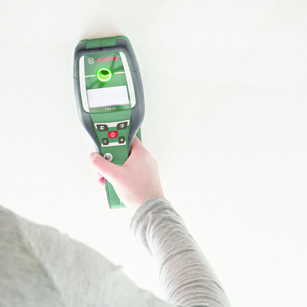 Le détecteur de matériaux Bosch permet de vérifier l'état du mur.