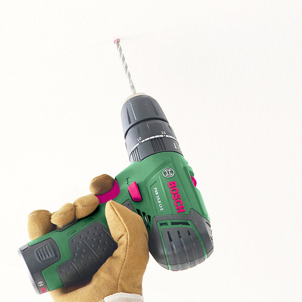 Percez les trous au plafond  avec la perceuse sans fil pour recevoir les crochets