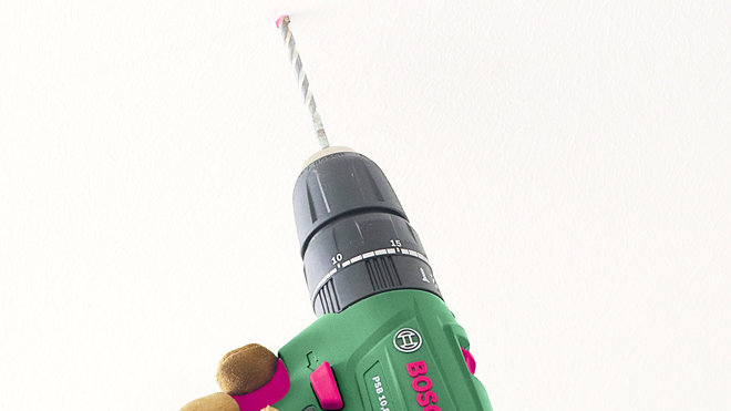 Percez les trous au plafond  avec la perceuse sans fil pour recevoir les crochets