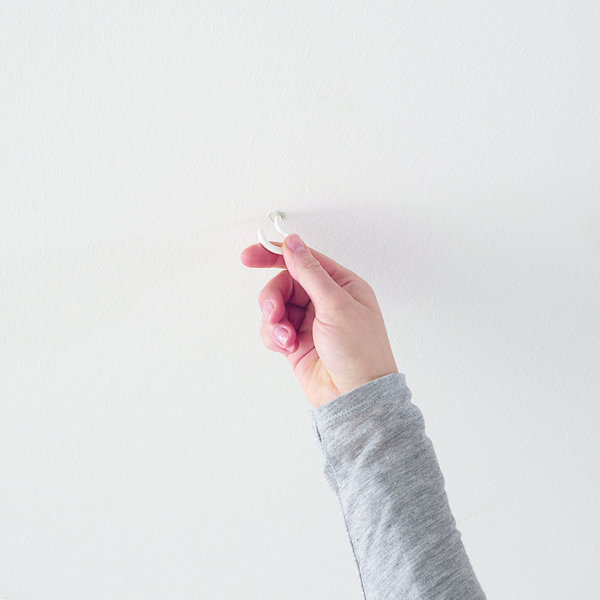 Posez une cheville et vissez le crochet