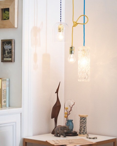 Des vases dont on a troué le fond sont recyclés en plafonnier gainé de câble textile