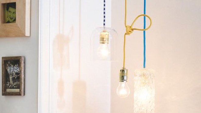 Des vases dont on a troué le fond sont recyclés en plafonnier gainé de câble textile