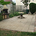 Avant: une ancienne terrasse faite de dalles ordinaires et sans charme.