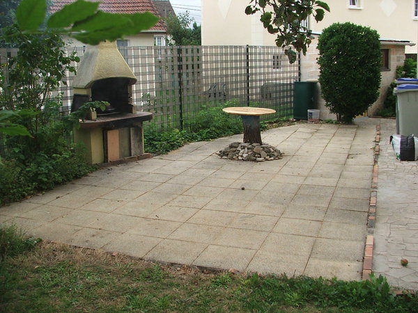 Avant: une ancienne terrasse faite de dalles ordinaires et sans charme.