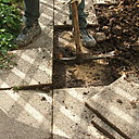 Etape 1 : A la pioche, enlever l’ancien dallage. S’il s’avère en bon état, il pourra alors être réutilisé autre part, en passant un nettoyeur à haute pression, et ainsi lui donner une seconde vie.