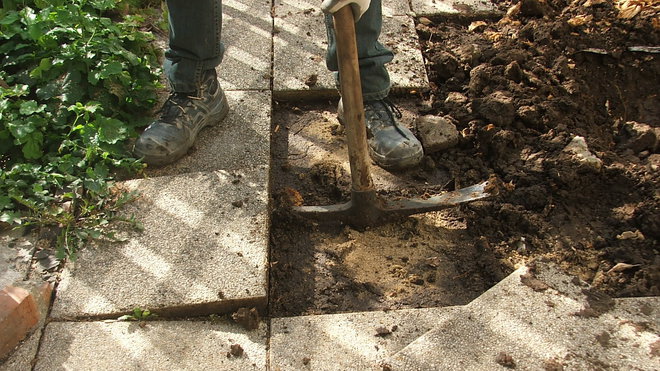 Etape 1 : A la pioche, enlever l’ancien dallage. S’il s’avère en bon état, il pourra alors être réutilisé autre part, en passant un nettoyeur à haute pression, et ainsi lui donner une seconde vie.