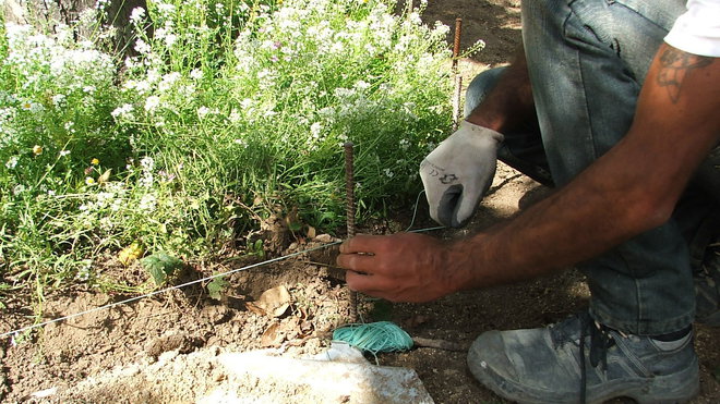 Etape 4 : Délimiter la terrasse avec des piquets plantés à chaque coin et reliés par un cordeau. Cela permettra aussi de donner la hauteur de pose des pavés de granit.