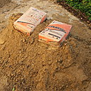 Etape 5 : La préparation du sable cimenté est composée de 2 volumes de ciment, pour 5 volumes de sable. La composition sera plutôt sèche.