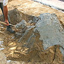 Etape 6 : Bien mélanger la préparation sable /ciment, afin d’obtenir une consistance homogène.