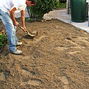 Etape 7 : Étaler la préparation en la répartissant harmonieusement sur l’ensemble du terrain. Il faut essayer d’obtenir une hauteur régulière entre 3 cm à 4 cm.