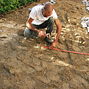 Etape 8 : Pour le positionnement du motif (dans notre cas, il s’agit d’implanter une petite étoile qui sera réalisée en pavés de couleur ocre), chercher le centre de la surface à paver et y planter un piquet.