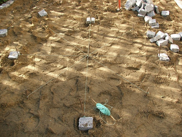 Etape 9 : Effectuer la délimitation de la petite étoile au cordeau. Pour des raisons esthétiques, le motif doit être en position centrale par rapport au terrain. Prévoir de laisser une marge sur les bords du terrain de plus ou moins 40 cm.