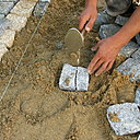 Etape 14 : Tailler les pavés trop grands, afin de combler les parties plus étroites en les frappant avec précision avec la table du marteau de maçon.