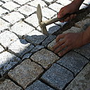 Etape 16 : Terminer le travail d’implantation des pavés par le remplissage de petits morceaux de pavés taillés préalablement et positionnés aux endroits de jonctions étroits.