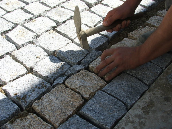 Etape 16 : Terminer le travail d’implantation des pavés par le remplissage de petits morceaux de pavés taillés préalablement et positionnés aux endroits de jonctions étroits.
