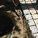 Etape 17 : Sur le pourtour du terrain pavé, appliquer un solin de mortier (mélange de sable/ciment/eau) plutôt sec, et ferme à la truelle.