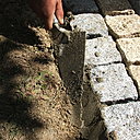 Etape 18 : Bien lisser le solin de mortier avec le plat de la truelle tout le long du pourtour.