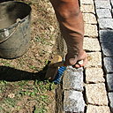 Etape 19 : Passer une brosse imbibée d’eau sur le pourtour du solin de mortier, tout en lissant avec la même brosse.