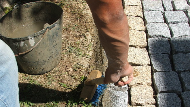 Etape 19 : Passer une brosse imbibée d’eau sur le pourtour du solin de mortier, tout en lissant avec la même brosse.