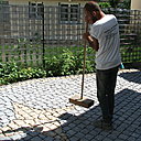 Etape 20 : Damer le pavage, afin de le compacter sur l’ensemble de la surface du terrain. Pour cela, utiliser un morceau de bois assez large et épais.