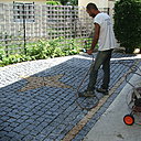 Etape 21 : Arroser toute la surface du terrain pavé, afin de faire pénétrer de l’eau au niveau des joints entre les pavés.