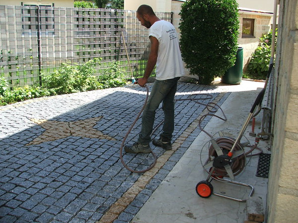 Etape 21 : Arroser toute la surface du terrain pavé, afin de faire pénétrer de l’eau au niveau des joints entre les pavés.