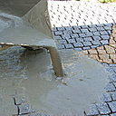 Etape 22 : Préparer un mortier très liquide, composé de 2 volumes de ciment, 1 volume de sable et 4 volumes d’eau. Déverser le mortier liquide sur l’ensemble de la surface pavée ; le mortier liquide passera au travers des joints et fixera par la suite le sable cimenté du dessous.