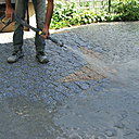 Etape 24 : Sans attendre, une fois la surface recouverte de mortier liquide et bien étalée et répartie sur la surface pavée, passer un nettoyeur à haute pression sur le dessus des pavés afin d’enlever le surplus de mortier liquide. Laisser sécher 24 heures avant de pouvoir marcher sur les pavés.