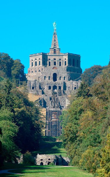 Le château octogonal de Löwenburg est l’imitation d’un château médiéval anglais, une ruine artificielle fantaisiste et néogothique, qui illustre le sentimentalisme romantique. Il fut malheureusement endommagé par les bombardements durant la seconde guerre mondiale.