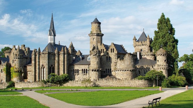 Le château Wilhelmshöhe a été construit entre 1786 et 1798. L'aile dite "Weissensteinflügel" a conservé les appartements princiers, le mobilier Empire et classique, une luxueuse salle de bains et des tableaux de Johannes Heinrich Tischbein. Le centre moderne du château abrite aujourd’hui un musée.