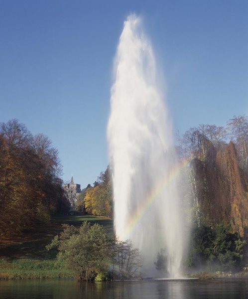 En été, les jeux d’eau du parc Wilhelmshöhe de Cassel attirent de très nombreux spectateurs, ce qui en fait la première attraction de la ville.