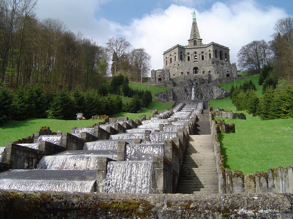 Un immense escalier d’eau a été installé au pied du château de Löwenburg.