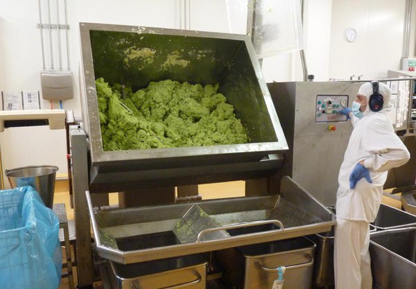 Après avoir été malaxée et bien mélangée, la farce repose pendant plusieurs heures, afin d’obtenir une texture onctueuse, légère et homogène.