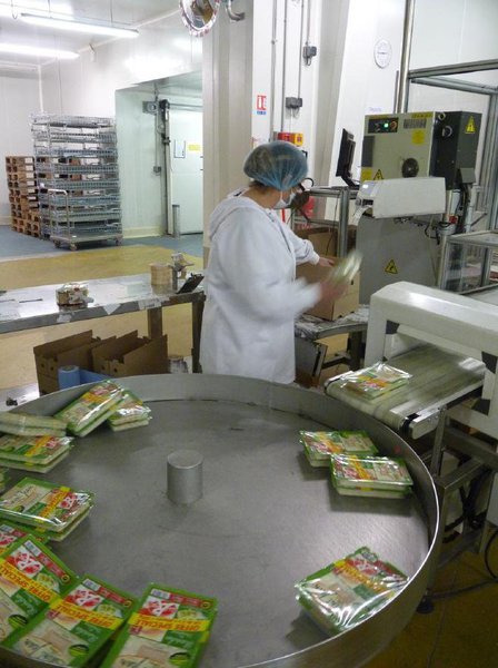 A la fin de la chaîne de production, les barquettes sont récupérées et emballées afin d’être envoyées dans les points de vente.