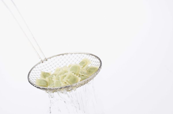 Une fois cuites dans de l'eau bouillante, l'écumoire grillagée permet d'égoutter les ravioles, sans les casser.