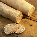 Généreuse et rustique, l’andouillette de Troyes aromatisée aux oignons est une véritable tradition gastronomique.