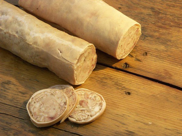 Généreuse et rustique, l’andouillette de Troyes aromatisée aux oignons est une véritable tradition gastronomique.