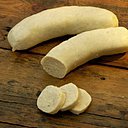 Fabriqué de manière traditionnelle et artisanale, le boudin blanc de Rethel est une réelle fierté née des mains d’un charcutier réfugié à Rethel au XVIIème siècle, après avoir désobéi aux ordres de Richelieu. Onctueux, il est composé de viande fraîche de porc, de gras dur, de lait et d’œufs entiers.