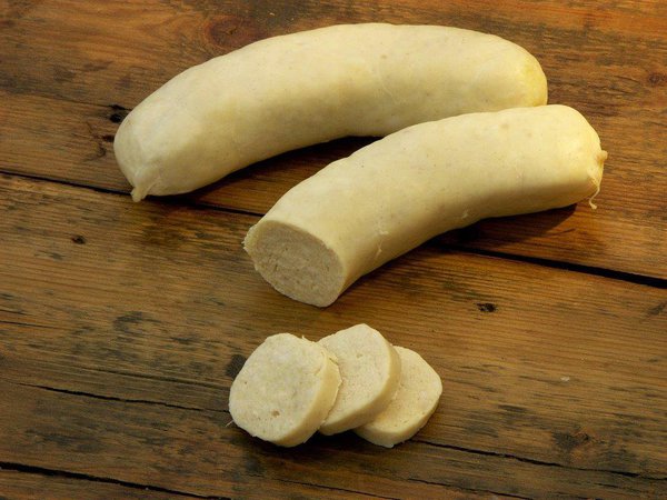Fabriqué de manière traditionnelle et artisanale, le boudin blanc de Rethel est une réelle fierté née des mains d’un charcutier réfugié à Rethel au XVIIème siècle, après avoir désobéi aux ordres de Richelieu. Onctueux, il est composé de viande fraîche de porc, de gras dur, de lait et d’œufs entiers.