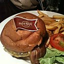 Les burgers du Hard Rock Café sont reconnus dans le monde entier. Un steak généreux, du fromage fondu, des champignons et des légumes grillés… De nombreuses recettes sont proposées jusqu’au burger végétarien !