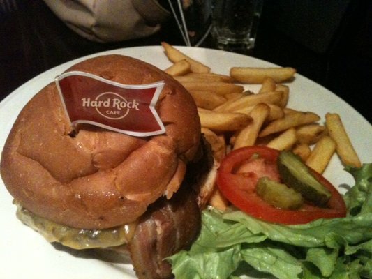Les burgers du Hard Rock Café sont reconnus dans le monde entier. Un steak généreux, du fromage fondu, des champignons et des légumes grillés… De nombreuses recettes sont proposées jusqu’au burger végétarien !