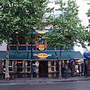 Créé en 1971 à Londres, le Hard Rock Café est le temple du rock et des burgers. A Paris, il est classé dans le top 5 des meilleurs hamburgers de la capitale. Un lieu qui vaut le détour, autant pour l’ambiance que pour l’assiette.