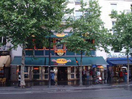 Créé en 1971 à Londres, le Hard Rock Café est le temple du rock et des burgers. A Paris, il est classé dans le top 5 des meilleurs hamburgers de la capitale. Un lieu qui vaut le détour, autant pour l’ambiance que pour l’assiette.