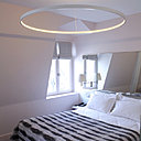 Autour du lit, la grande suspension équipée de Leds, le plaid en fausse fourrure et le miroir en triptyque créent un décor léger et confortable.