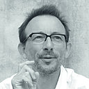 A la fois architecte et designer, Patrick Nadeau est un homme passionné par les problématiques du vivant. Depuis quelques années, il mène une réflexion et un travail sur le design végétal, un concept qui vise à intégrer le végétal dans notre environnement quotidien.